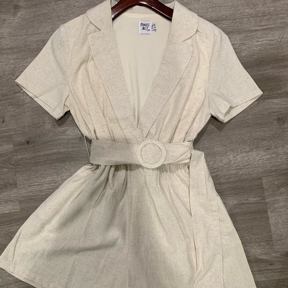 Romper w/ pockets V neckline
Elasticated waistband w/belt
70% viscose 30% linen